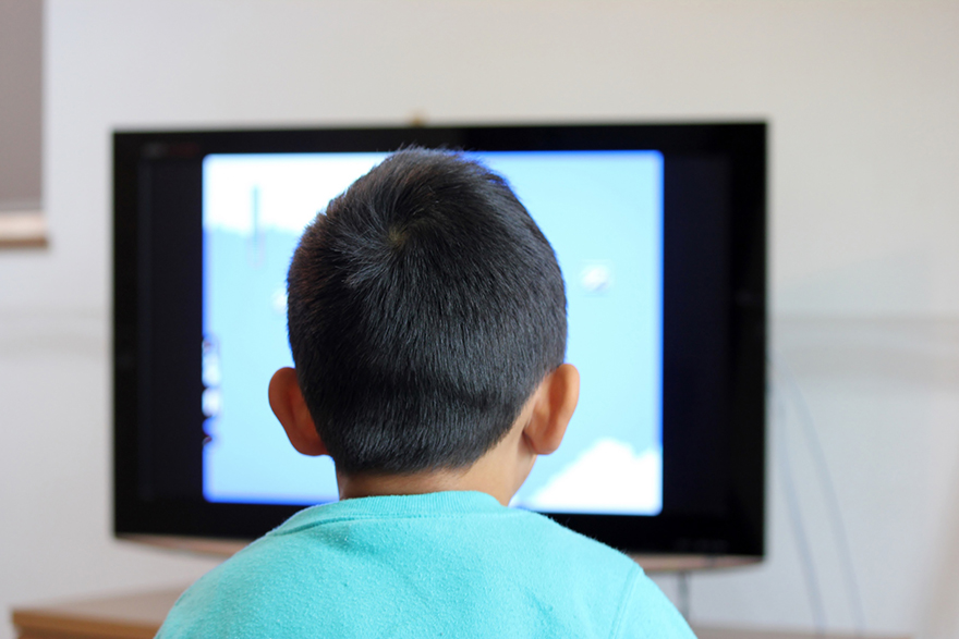 テレビを見る子供
